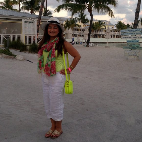 Meet your Stylist, Ana - Picture 2 of 13